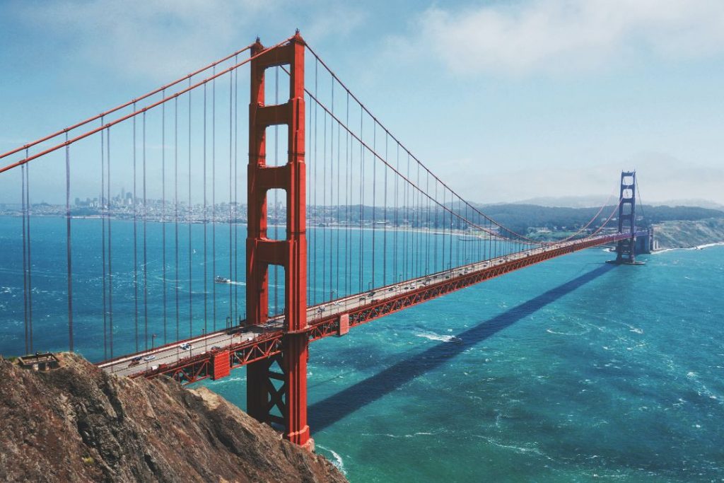 Puente color rojo en San Francisco como El gabacho