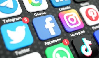 Un primer plano de varios íconos de aplicaciones de redes sociales, incluidos Facebook, Instagram, Twitter, TikTok, Telegram, LinkedIn, Google y Pinterest, mostrados en la pantalla de un teléfono inteligente.