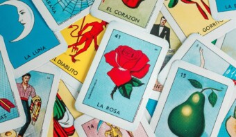 Las tarjetas de lotería están distribuidas con ilustraciones y nombres como La Luna, El Corazón, La Rosa y El Diablito, mostrando creatividad a la mexicana en el tradicional juego mexicano Lotería.
