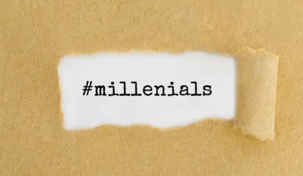La palabra "Millennials" está escrita en papel blanco, visible a través de un papel marrón rasgado. El texto original la escribe incorrectamente como "#millenials", lo que pone de manifiesto el error ortográfico común del término "Millennials".
