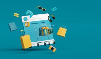 Un carrito de compras digital con artículos flotantes (entre ellos una maleta, auriculares y tarjetas de descuento) muestra el concepto de Imagen Pública, todo ello sobre un elegante fondo azul que añade un toque de elegancia moderna.