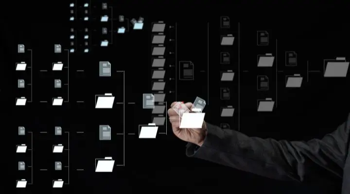 Una persona está involucrada en un proceso de interacción con una carpeta virtual y una estructura de directorio de archivos que se muestra en una pantalla transparente sobre un fondo negro.