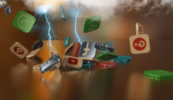 Un rayo cae sobre un grupo de íconos dispersos de aplicaciones de redes sociales, incluidas Facebook, YouTube y WhatsApp, sobre una superficie reflectante, capturando el caos de una crisis que se desarrolla en línea.