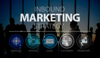 Hay siluetas de personas paradas frente a grandes ventanales mientras en primer plano se muestran el texto "Estrategia de inbound marketing entrante" y los íconos para marketing entrante, visitantes, clientes potenciales, clientes y promotores.