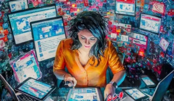 Una mujer Community Management con una camisa naranja trabaja en múltiples dispositivos digitales rodeada de pantallas e íconos, lo que resalta las demandas de multitarea de la gestión de la comunidad y la sobrecarga digital.