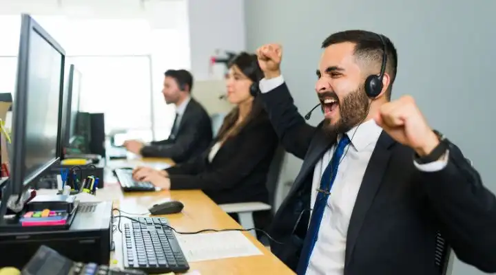 Confundidos entre dar servicio y hacer el favor / El incesante maltrato al cliente