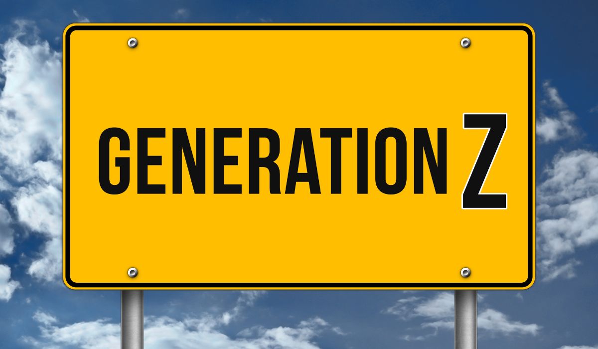 Una señal de tráfico amarilla con la palabra generación z y nuevos hábitos.