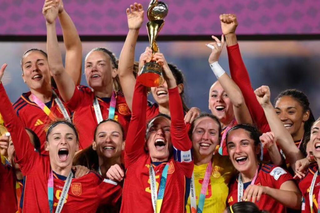 La selección española de mundial femenino lo celebra con su trofeo.