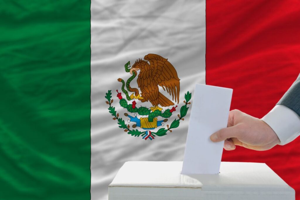 Un hombre vota en las elecciones mexicanas y lo comparte en las redes sociales con una opinión del racismo.