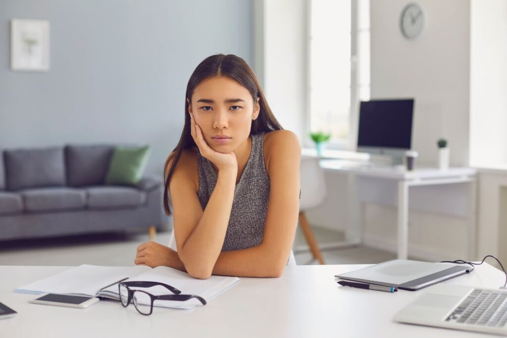 Una mujer con talento joven concentrada y sumida en sus pensamientos.