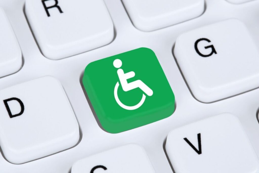 Un teclado con un botón verde que presenta un ícono de silla de ruedas, diseñado para ser visualmente accesible para el diseño de la interfaz de usuario UI.