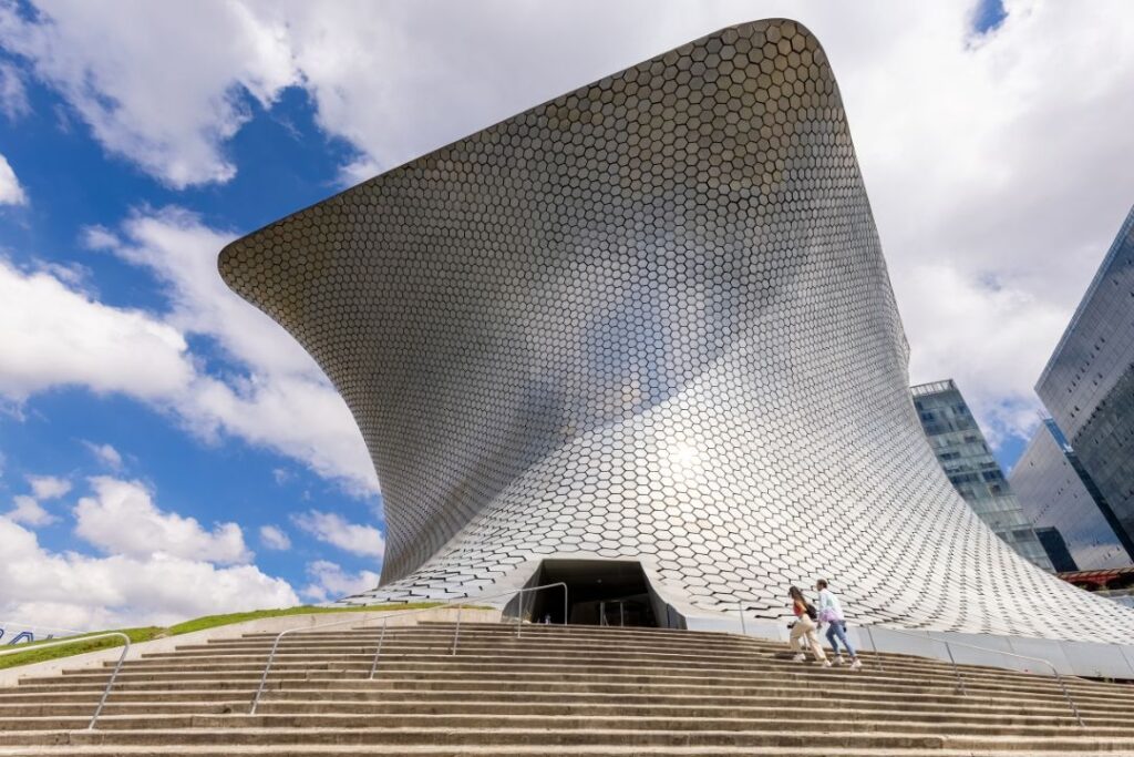 El museo de arte moderno de guadalajara, méxico  en la ave.