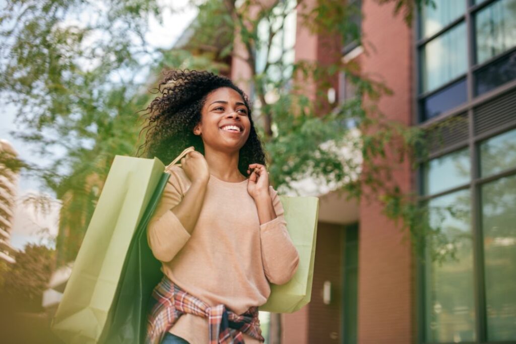 joven disfruta de sus compras con cx inteligente.