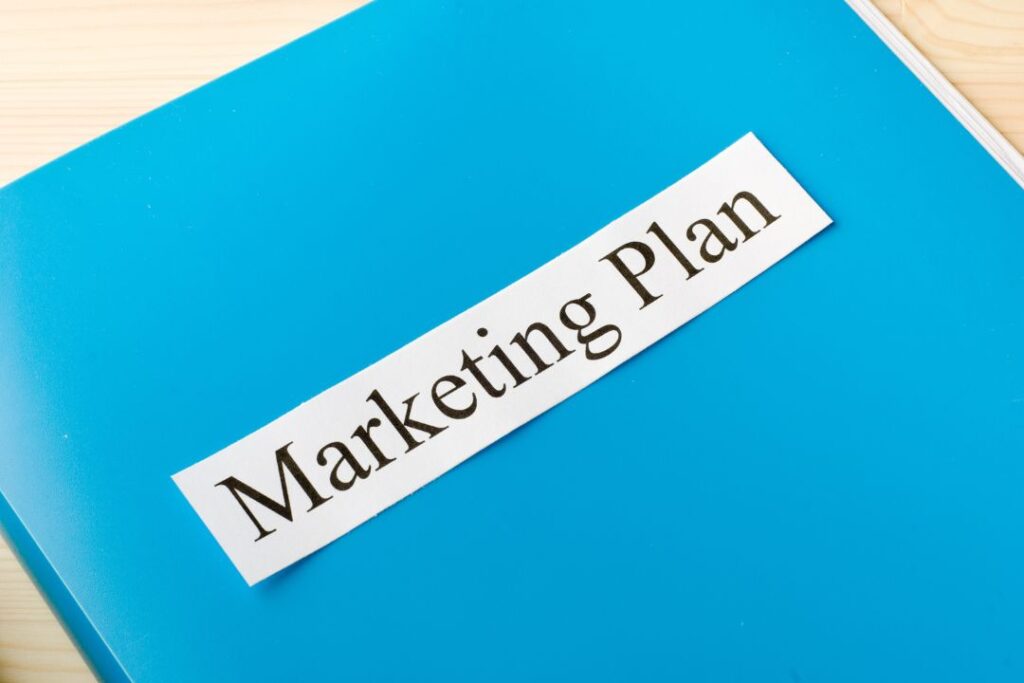 Un folder que contiene un budget de marketing