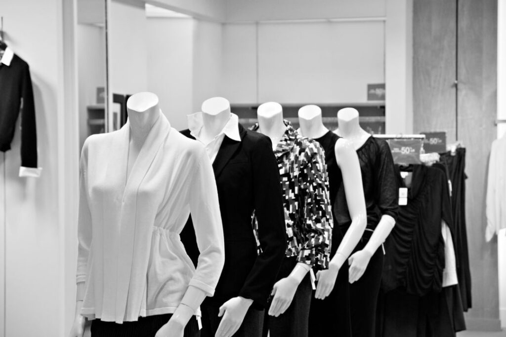 Fotografía en blanco y negro de maniquíes en una tienda imponiendo estándares de la moda.