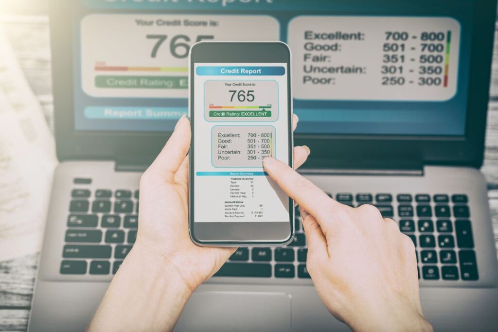 Una persona está usando un teléfono celular para verificar su informe de crédito en busca de fraudes.