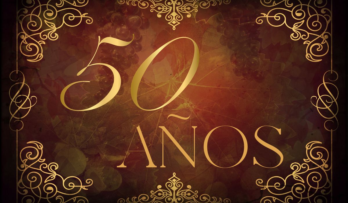Un fondo dorado con las palabras 50 años, representando la comunicación.