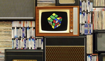Un televisor antiguo con un cubo de Rubik.