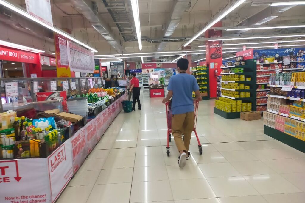 Un hombre recorre el pasillo de un retail del futuro supermercado.