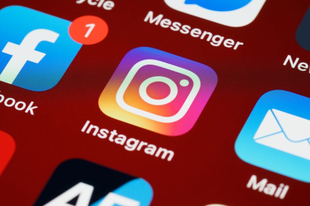 Los logos de Instagram se muestran en un teléfono celular.