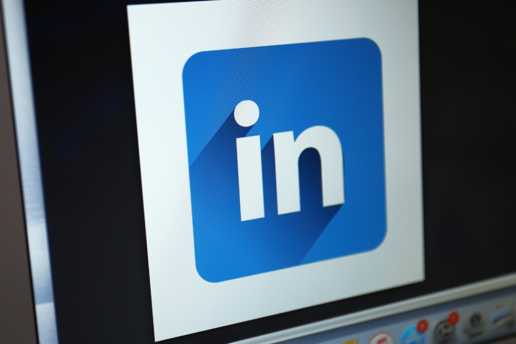 El logotipo de LinkedIn se muestra en la pantalla de una computadora.