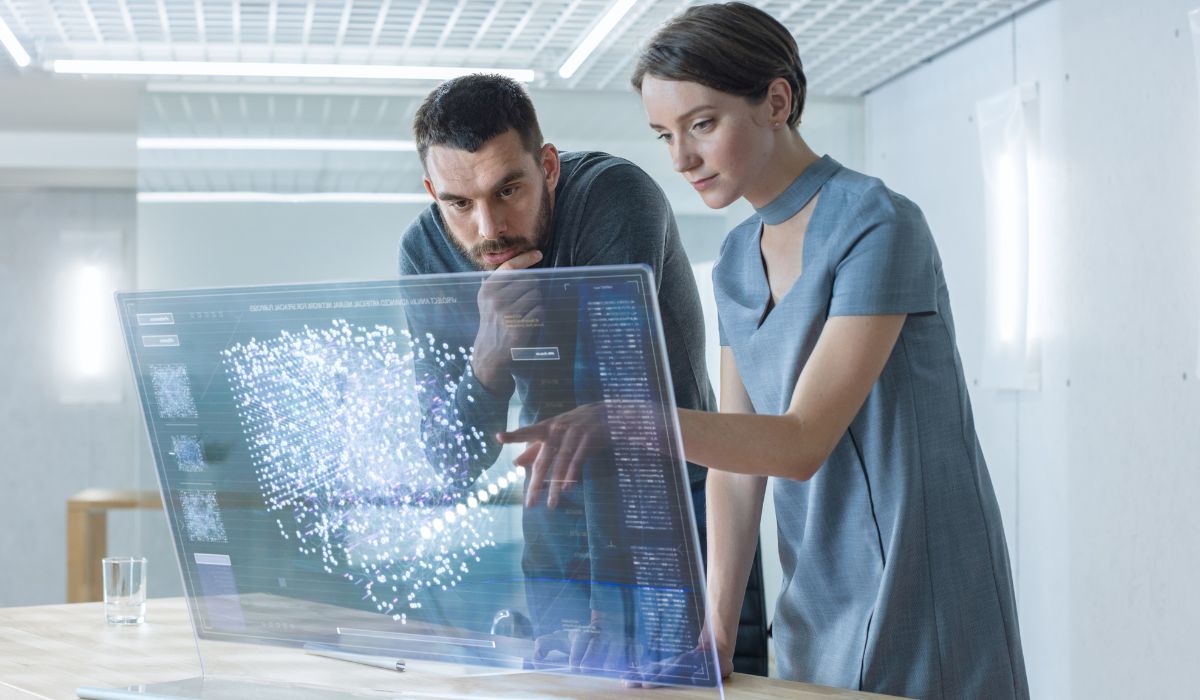 Dos profesionales analizando una imagen en la pantalla de una computadora.
