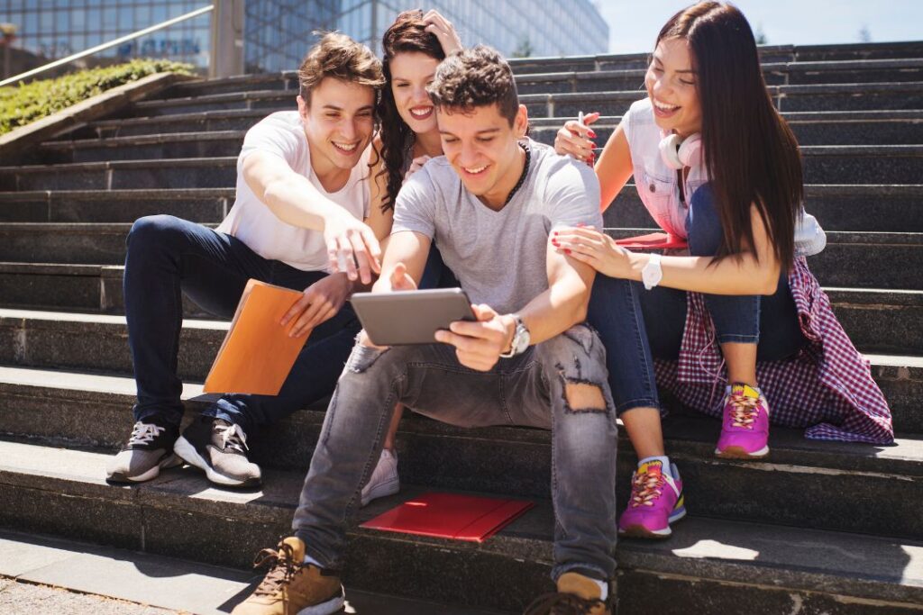 Jóvenes viendo redes sociales