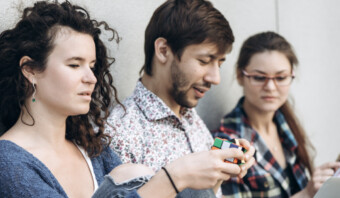 Un grupo de jóvenes mirando una tableta.