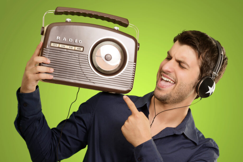 Un hombre demostrando el uso de una radio para comunicarse.