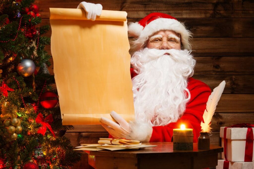 Descripción: Papá Noel sosteniendo un pergamino frente a un árbol de Navidad en la temporada navideña.