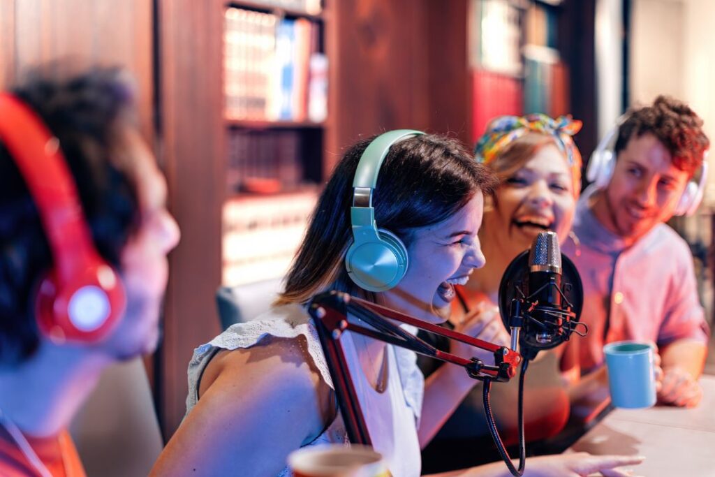 Un grupo de influencers mexicanos sentados alrededor de una mesa en un estudio de radio.