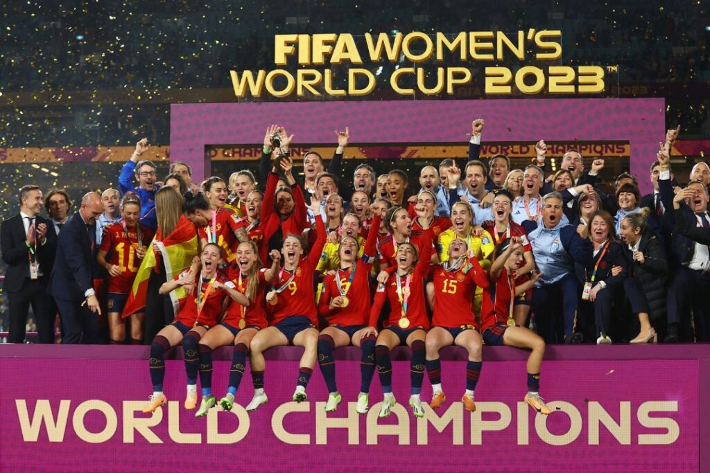 La selección española de fútbol femenino celebra su victoria en el mundial femenino de la FIFA en el sports marketing