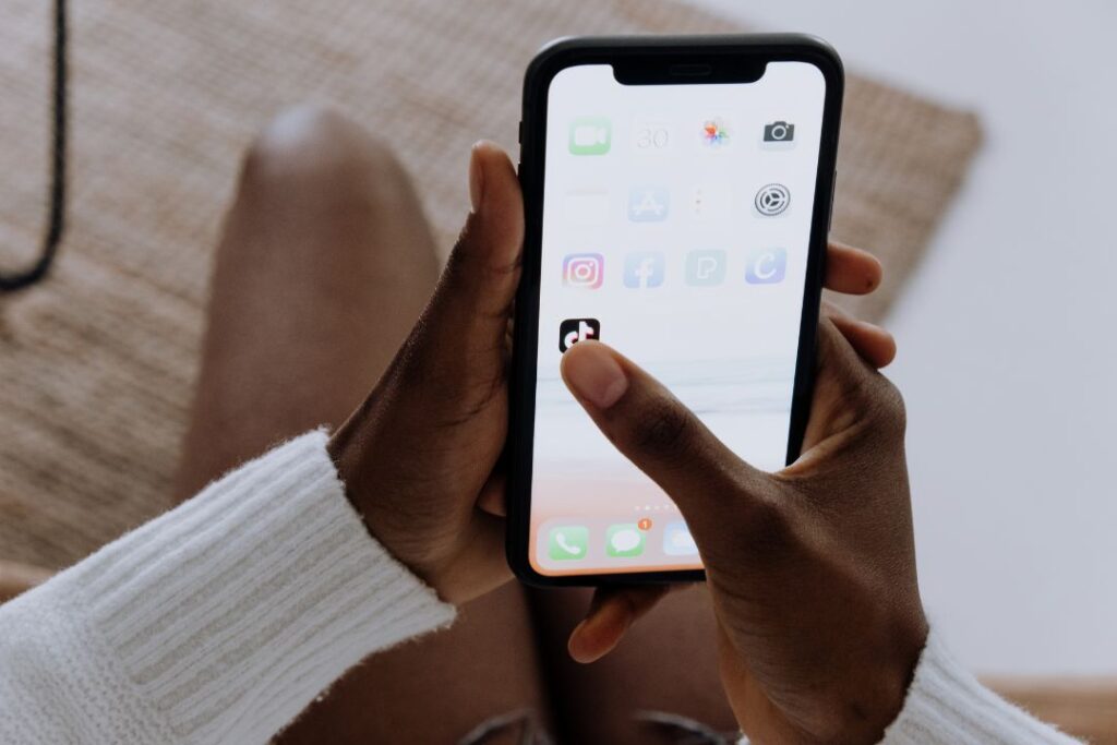 La mano de una mujer sosteniendo un iPhone con la aplicación SKAN4.