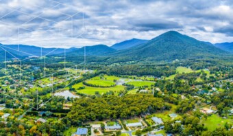 Una vista aérea visualmente impactante de un pueblo con un patrón cuadriculado que distingue su trazado, perfecto para transmitir sensación de eficiencia y organización en campañas publicitarias.