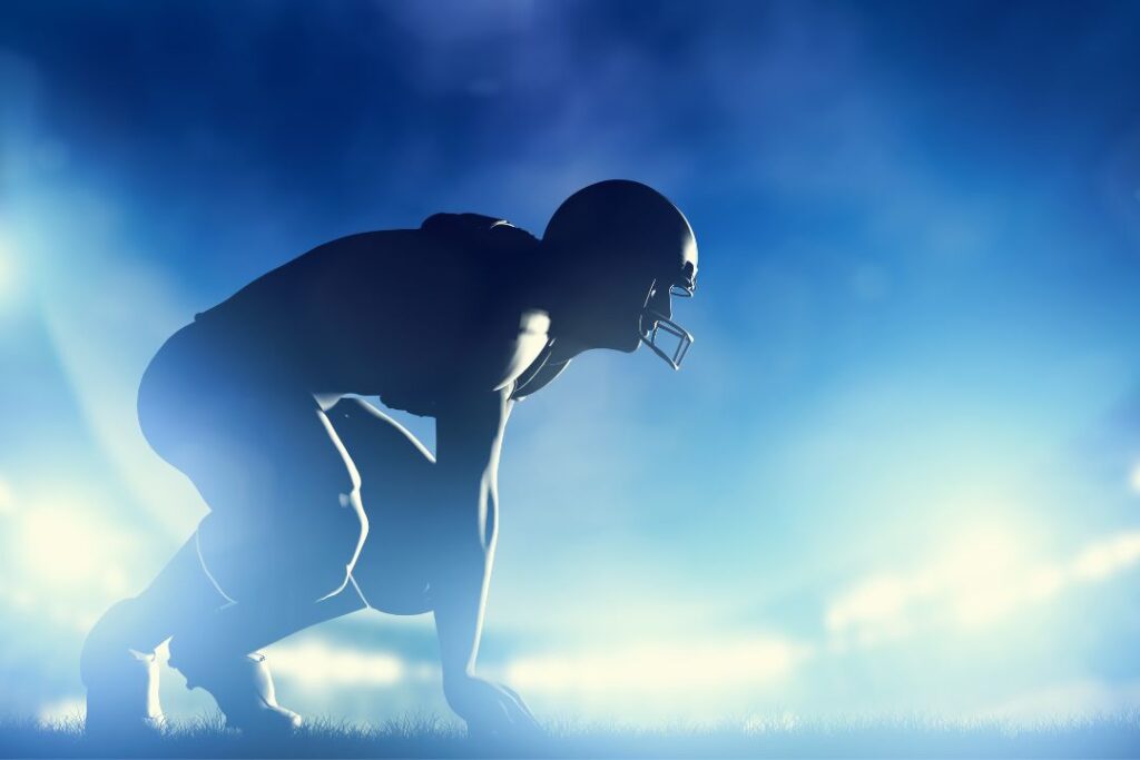 Una silueta de un jugador de fútbol americano en el campo del Super Bowl.