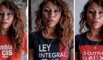Tres retratos de una persona de pelo largo y rizado, vistiendo diferentes camisetas negras y rojas con texto blanco, protestando en silencio por los crímenes de odio.