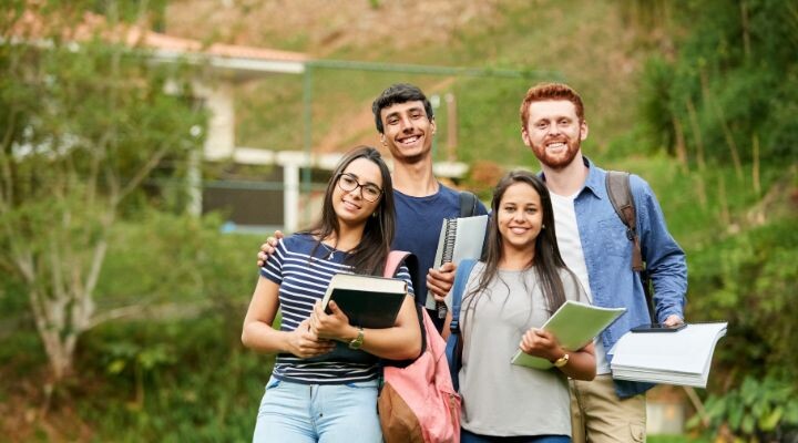 jóvenes universitarios y las relaciones públicas