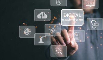Una persona interactúa con íconos digitales que representan conceptos como computación en la nube, automatización, análisis y transformación digital, lo que indica un avance tecnológico a través de un enfoque omnicanal.