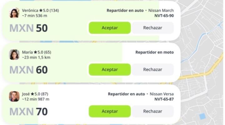 Pantalla de la aplicación que muestra tres opciones de entrega con calificaciones de los conductores, tiempos estimados, distancias y precios en MXN. Las opciones incluyen entregas en automóvil y motocicleta con botones de aceptar o rechazar. indrive entregas 