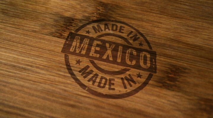 Una superficie de madera con un sello circular “Hecho en México” en letras oscuras, que revela el encanto de la artesanía e insinúa la historia detrás de su creación, lo que lo hace perfecto para el marketing conversacional.