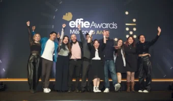 Un grupo de personas de Isla República animan en el escenario en el evento de los Premios Effie.