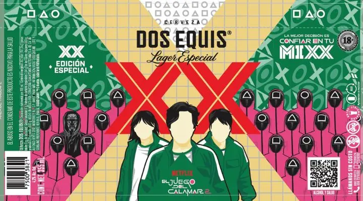 Etiqueta de cerveza Dos Equis Lager Especial con temática de El juego del calamar, con tres personajes vestidos con chándal verde y varios símbolos.