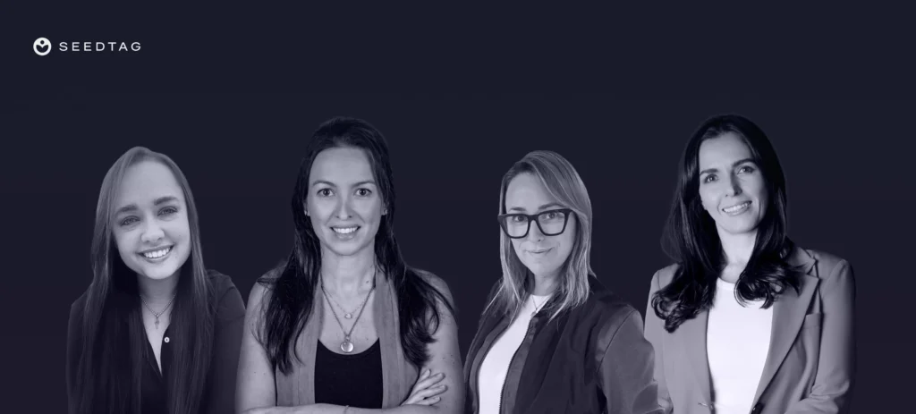 Cuatro mujeres posan en grupo sobre un fondo oscuro, cada una sonriendo o mirando directamente a la cámara, muy parecidos a los momentos espontáneos capturados en el contexto publicitario sobre la publicidad contextual.