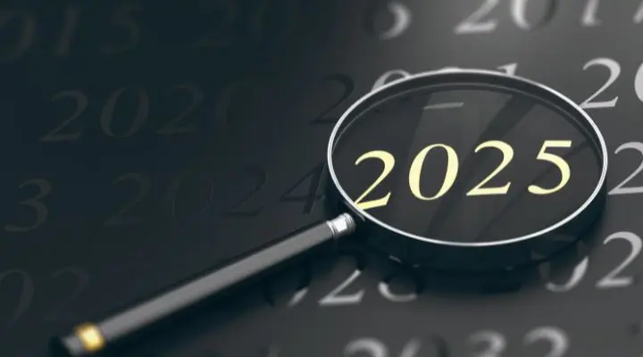 Una lupa resalta el año 2025 entre otros años en el fondo, insinuando emocionantes predicciones tecnológicas 2025.