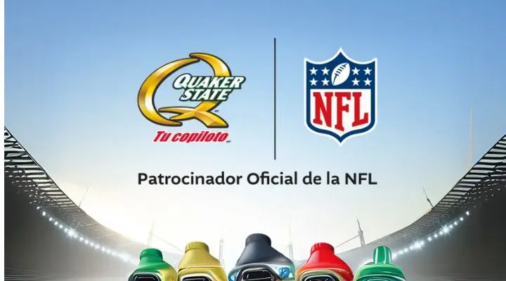 Las botellas de Quaker State se alinean orgullosamente en un estadio de fútbol, adornadas con los logotipos icónicos de Quaker State y la NFL, etiquetados audazmente como "Patrocinador Oficial de la NFL".