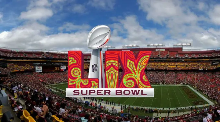 Un gran logo "Super Bowl LIX" se yergue orgulloso sobre un estadio repleto de espectadores entusiastas, con un campo de fútbol extendiéndose bajo un cielo dramáticamente nublado.