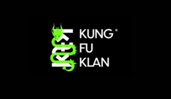 La imagen muestra el texto "KUNG FU KLAN" en blanco sobre fondo negro, con un dragón verde entrelazado alrededor de las palabras.