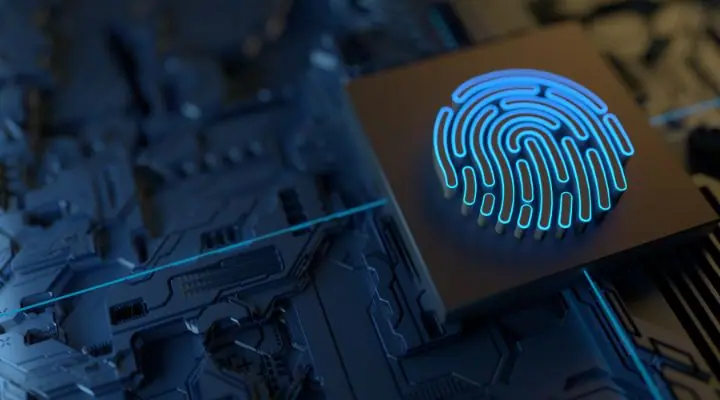 Un símbolo de huella digital azul brillante en la superficie de un microchip, que representa el futuro del marketing a través de la seguridad digital o la tecnología biométrica.