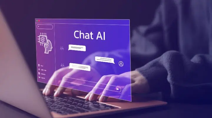 Manos escribiendo en una computadora portátil con una pantalla virtual que muestra "Chat AI" y burbujas de conversación, mostrando la integración perfecta de la tecnología IA Conversacional.