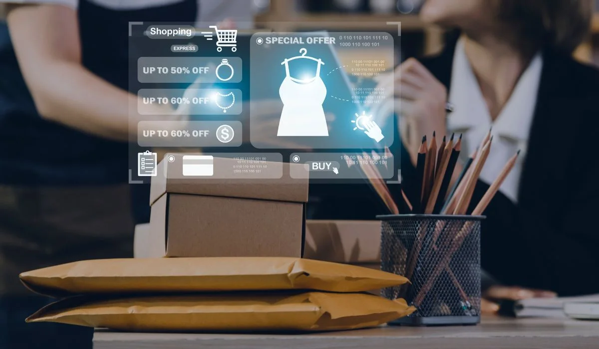 Una persona compra en línea utilizando una interfaz digital que muestra ofertas especiales y descuentos, con paquetes de cartón y papelería en el escritorio.
